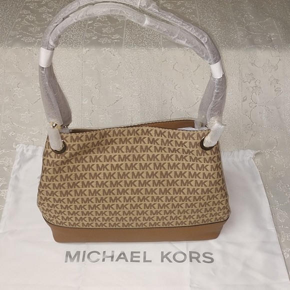 Michael Kors Raven BG/EBONY large shoulder tote. - Picture 2 of 3
